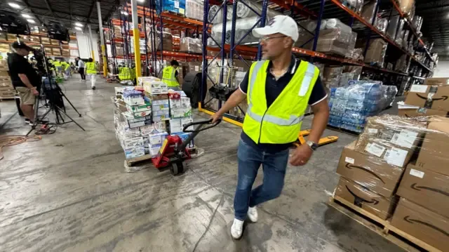 Christopher Barnes en el centro de donación de Global Empowerment Mission, el 25 de junio de 2025 en Doral, Florida.