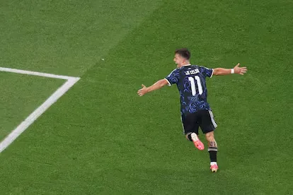 Giovani Lo Celso de Argentina celebra el primer tanto argentino.