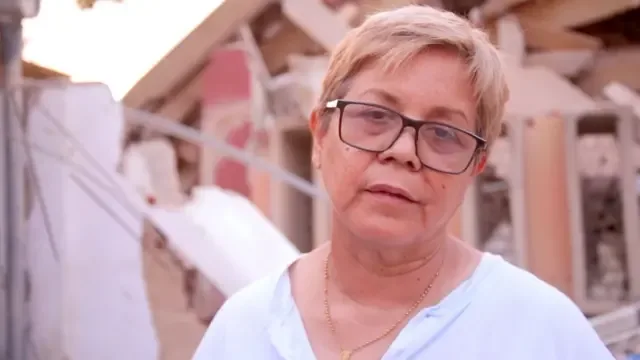 Zuly Marín vestida con una camisa blanca y y mira al vacío.