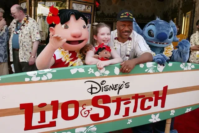 Daveigh Chase, la voz de Lilo, y Ving Rhames, la voz de Cobra Bubbles, en el estreno y la fiesta posterior de Lilo & Stitch en el Teatro El Capitan de Los Ángeles el 16 de junio de 2002.