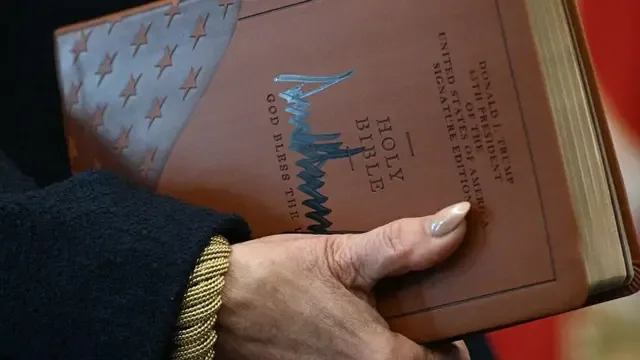 La Biblia del presidente Donald J. Trump, firmada y con relieve.
