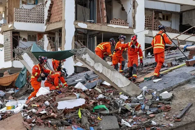 Rescatistas británicos trabajan los escombros de un edificio en La Guaira.