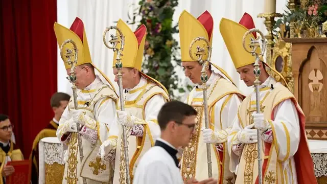 Los cuatro obispos designados sin el permiso de León XIV con sus atuendos y báculos.