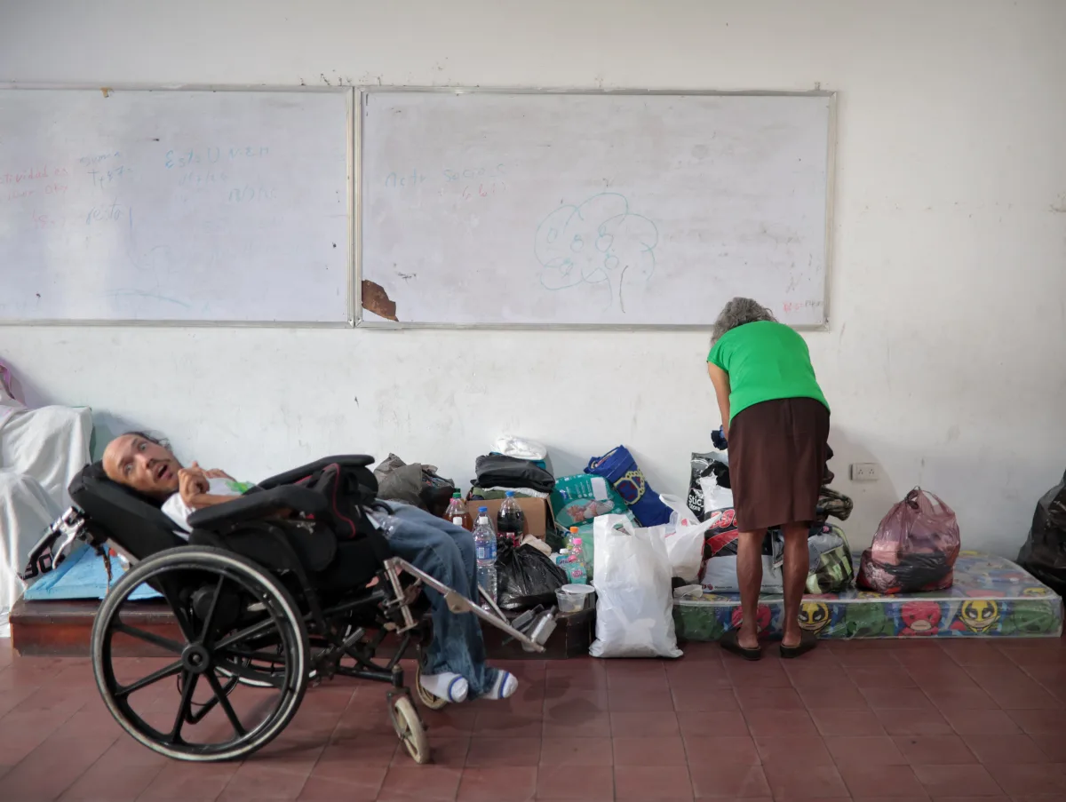 Sobrevivientes de derrumbes en Caracas permanecen en refugios improvisados