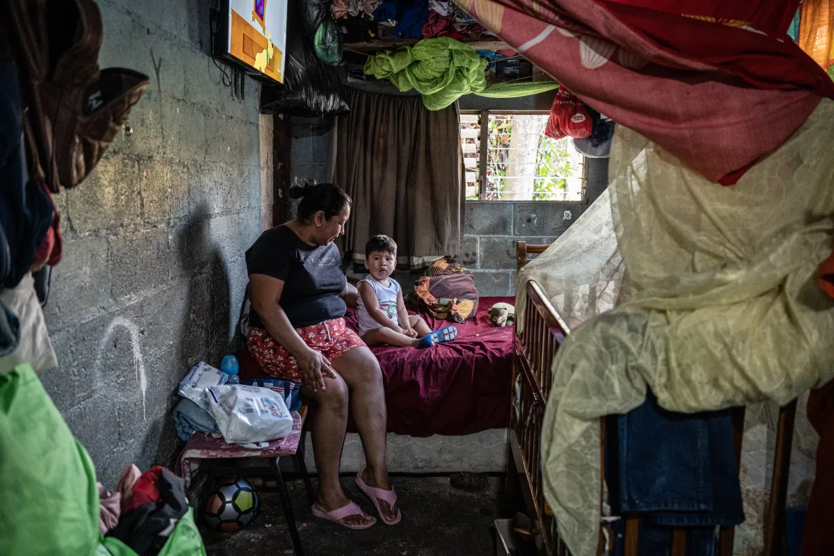 Abuelas salvadoreñas asumen la crianza de nietos tras detenciones masivas