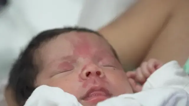 Madre e hijo rescatados tras colapso de edificio en Venezuela