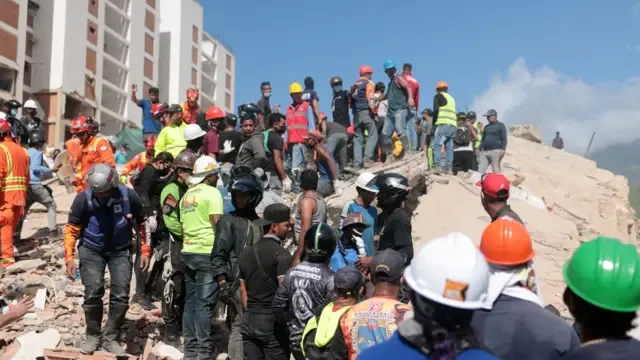 Deportados venezolanos quedan bajo escombros tras terremoto en La Guaira