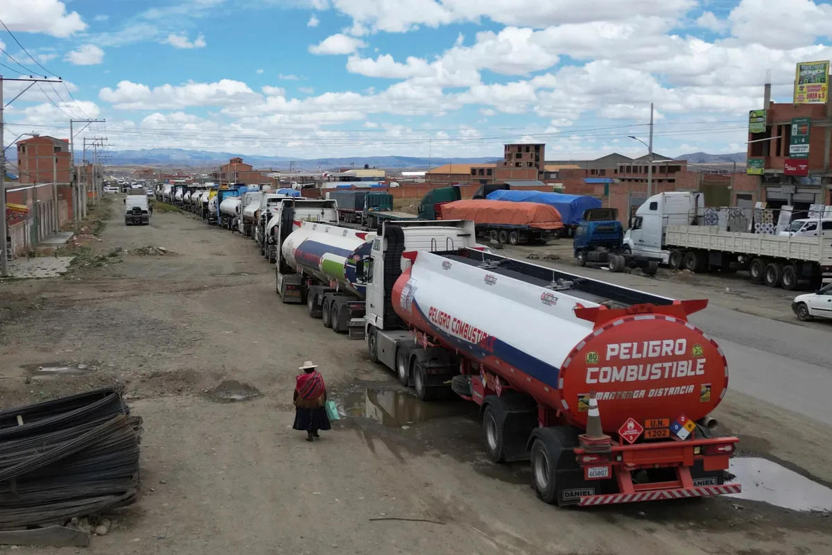 Bolivia autoriza importación privada de combustibles ante crisis de desabastecimiento