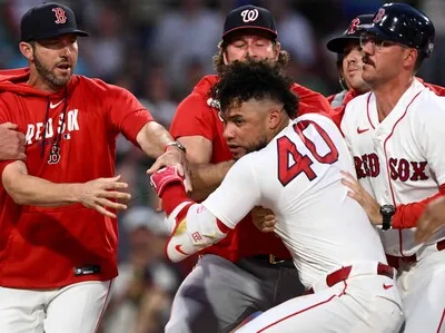 MLB impone suspensiones a cuatro peloteros tras altercado en el terreno