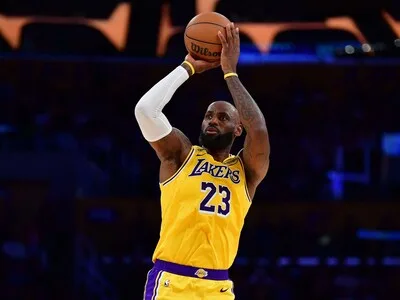 LeBron James evalúa diez posibles destinos tras salir de los Lakers