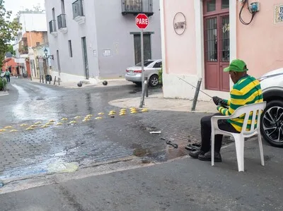 Fuga de agua afecta imagen turística en la calle Arzobispo Meriño