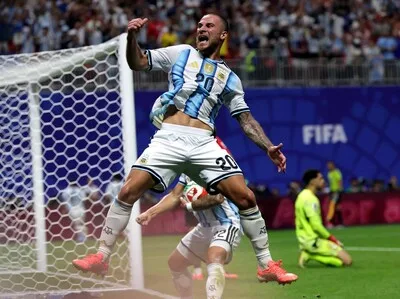 Argentina remonta ante Egipto y avanza a cuartos de final