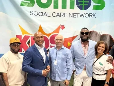 Leyendas del béisbol apoyan feria de salud comunitaria en Nueva York