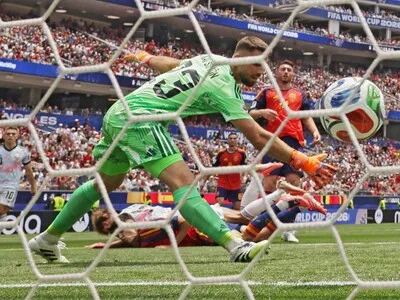 Charles De Ketelaere rompe la histórica racha de Unai Simón