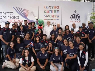 Ministerio de Educación recibe la antorcha de los Juegos Centroamericanos 2026