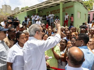 Abinader encabeza jornada de entrega de títulos y obras en Santo Domingo