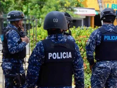 Dos agentes policiales detenidos con diez paquetes de presunta cocaína