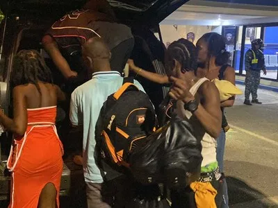 Policía intercepta vehículo con diez ciudadanos haitianos en Mao