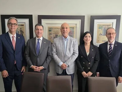 Ejecutivos del Grupo Popular sostienen encuentro con Aníbal de Castro