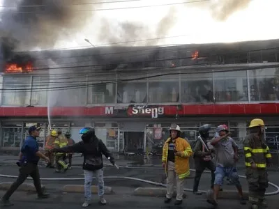 Incendio afecta establecimiento comercial en la avenida Isabel Aguiar