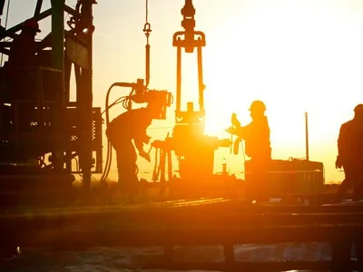 Precios del petróleo registran caída superior al 4% tras anuncios diplomáticos