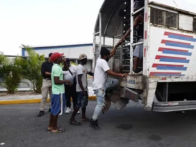 Denuncian supuestos cobros irregulares de agentes migratorios en Santo Domingo