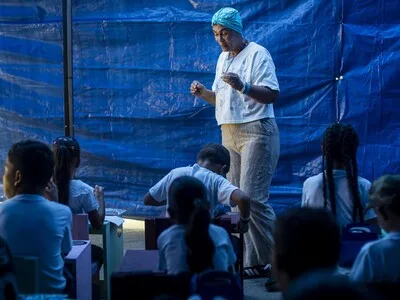 Maestra crea escuela improvisada en refugio tras sismos en Venezuela