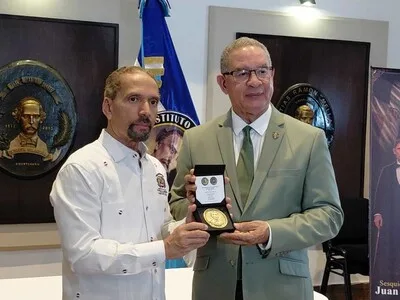 Efemérides Patrias entrega medalla por sesquicentenario del fallecimiento de Duarte