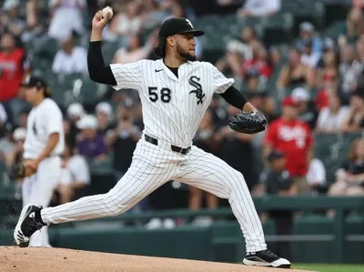 Luis Castillo domina desde el montículo en victoria de Chicago