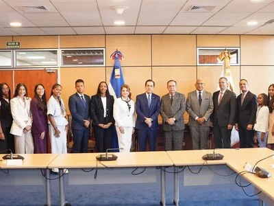 Valdez Albizu recibe a estudiantes dominicanos destacados en España
