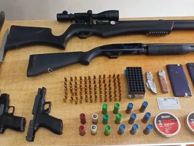 Cuatro detenidos y armas incautadas durante operativos policiales en Barahona