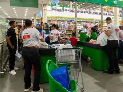 Padres dominicanos completan listas escolares ante inicio del año lectivo 2026-2027