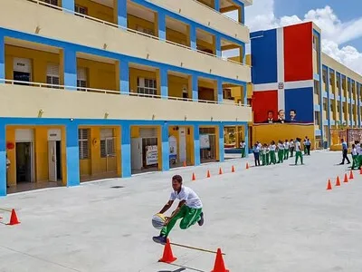 Inicia año escolar 2026-2027 bajo tensión por cupos y protestas docentes