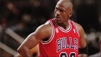 Subastarán histórica camiseta de Michael Jordan utilizada en las finales de 1998
