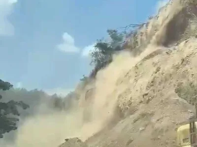 Derrumbe en la carretera Jarabacoa-La Vega afecta vehículos en tránsito