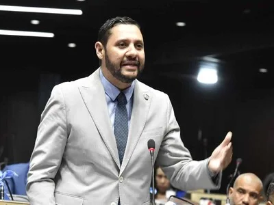 Diputados aprueban ley que obliga a becados internacionales a retornar al país