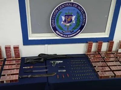 Operativos policiales en Santiago resultan en incautación de armas y cigarrillos