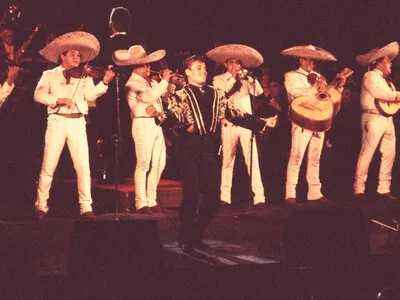 Imágenes inéditas de Juan Gabriel llegan a la pantalla grande