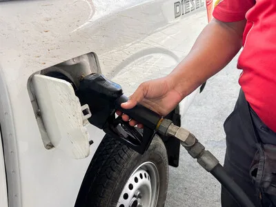 Gobierno mantiene precios de gasolinas y aplica rebajas en otros combustibles