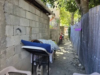 Joven sobreviviente de 26 estocadas se recupera en un callejón de La Vega