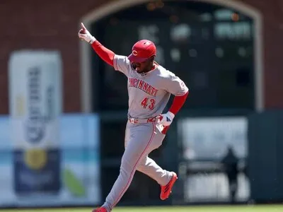 Rojos de Cincinnati remontan ante Padres con tres cuadrangulares