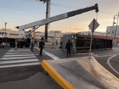 Vuelco de patana en la avenida Kennedy genera fuerte congestión vehicular