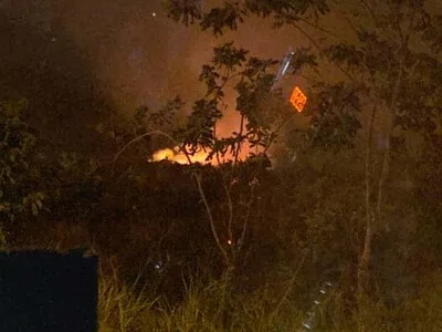 Bomberos combaten incendio forestal en la Laguna de Cabarete