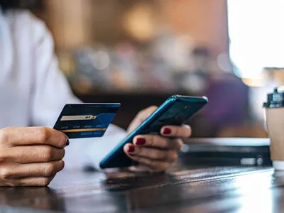 Morosidad en tarjetas de crédito cae mientras se desacelera su crecimiento