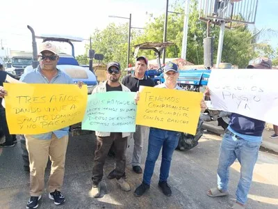 Propietarios de maquinaria bloquean carretera Duarte exigiendo pagos pendientes en Manzanillo