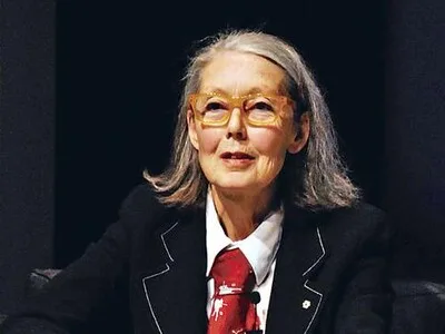 La escritora canadiense Anne Carson es galardonada con el Nobel de Literatura