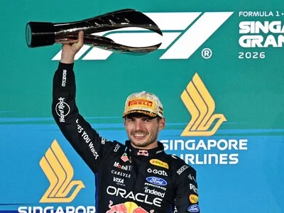 Max Verstappen conquista Singapur y Kimi Antonelli roza el campeonato mundial