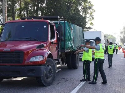 Digesett instala cintas reflectivas en vehículos pesados para prevenir accidentes