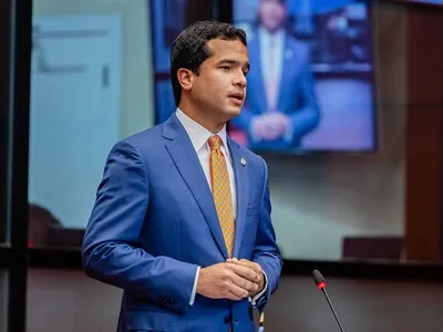 Omar Fernández dice fue ingresado por gastroenteritis bacteriana