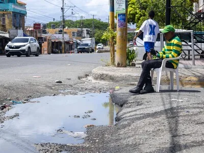 Deterioro en avenida 25 de Febrero complica el tránsito vehicular